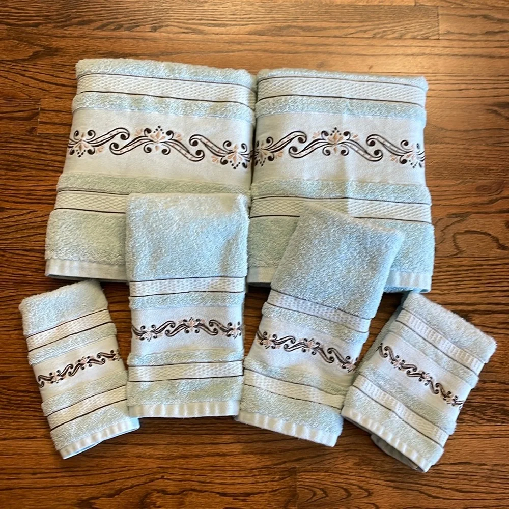 New! Set of 6, Matching bath towel set!